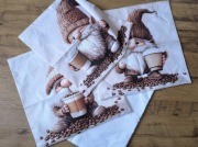 Komplet 4 poszewki krasnal z motywem kawy na poduszki 45 x 45 cm