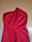 Długa obcisła czerwona sukienka z rozcięciem 