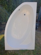 Wanna asymetryczna nie używana o wymiarach 100x150 cm