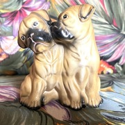 Figurka ceramiczna, buldogi francuskie. Lata 50 XX wieku