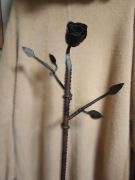 Róża ręcznie kuta, ozdoba ogrodowa