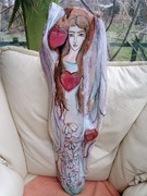 Anioł na drewnie z Metasekwoji , Malowany ręcznie akrylami.