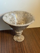 Ręcznie toczona patera z marmuru na nodze – dekoracyjna misa 20 cm