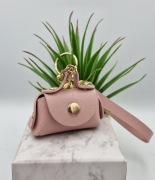 Brelok w kształcie mini torebki różowy