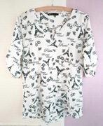 Elegancka biała luźna bluzka rękaw 3/4 czarne napisy obrazki dłuższy tył 