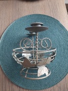 Mosiężny świecznik z motywem kosz owoców