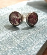 Drobne kolczyki sztyfty z prawdziwą piwonią