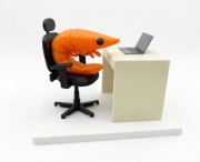 Krewetka na obrotowym fotelu biurowym figurka 3D śmieszny prezent
