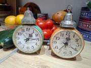 Para starych budzikow zsrr  JANTAR jeden idzie USSR prl lx12 