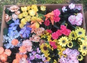 Kwiaty sztuczne w doniczce.