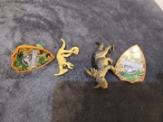 Dwa gumowe małe dinozaury 2x pierścień znaczek jak za darmo