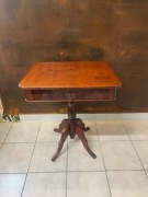 Niciak na nodze drewniany stylowy stolik 