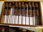 Zabytkowe liczydło drewniane