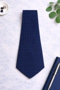 Granatowy krawat w mikrowzór – elegancka klasyka z subtelnym połyskiem