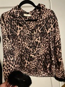 Koszula w panterkę i futerkiem na rękawach