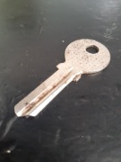 Klucz surowy do zamków patentowych z czasów PRL