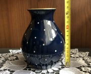 Wazonik kobaltowy w białe kropeczki 14 cm.