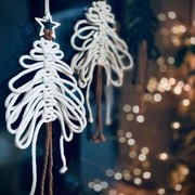 Delikatna choinka okienna - makrama wisząca - ecru