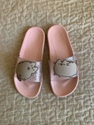 Klapki marki Reserved z motywem kotki Pusheen Rozmiar 34/35