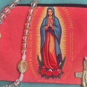 Różaniec z Matką Bożą z Gwadelupe +etui na różaniec.Na każdym łączniku Mat