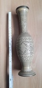 Wazon mosiężny rytowany, okres PRL. From India. Wys.36 cm x  podst. ok 10 