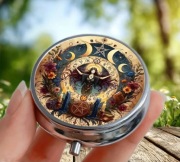 Gotycki metalowe pudełeczko na leki, witaminy.  