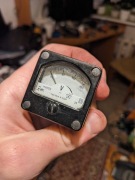 Woltomierz analogowy mały 150V metalowy solidny