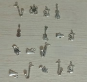 Zawieszki wisiorki instrumenty nutki gitara saksofon skrzypce klucz