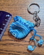 Ręcznie wyszywany breloczek "niebieski"