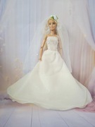 Suknia ślubna prosta oraz welon 