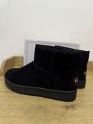 Czarne śniegowce UGG – ciepłe i stylowe na zimę