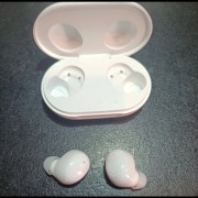 białe słuchawki bezprzewodowe oppo enco buds w etui ładującym