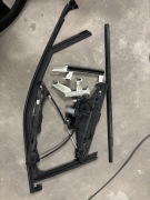 Prowadnica szyby drzwi+silnik Opel Mokka EII 20- 22r prawy przód