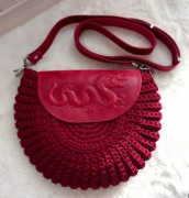 Torebka na ramię + skórzana klapka i pasek, rękodzieło, głeboka czerwień 