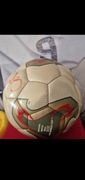 Oficjalna piłka meczowa Adidas Fevernova MŚ 2002 podpisana przez Ronaldo