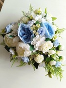 Kwiatowe serce kompozycja wiązanka nagrobna stroik na grób piwonie niebiesk