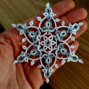 Dekor na choinkę śnieżynka frywolitka bialo-srebna