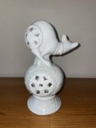 biała porcelanowa figurka przedstawiająca kota