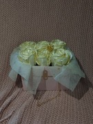 Box wiecznych róż ze wstążki złote różowe 