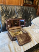 Stara walizka toaletowa z wyposażeniem