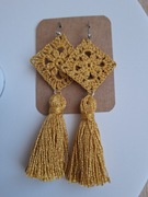 Kolczyki z chwostami w kolorze złotym wykonane na szydełku 