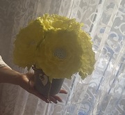 Kompozycja z kwiatów z atłasowej wstążki