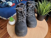 Czarne ocieplane trapery na płaskiej podeszwie