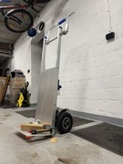 Schodołaz towarowy z regulowaną rączką 