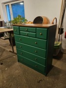 Komoda z drewnianymi prowadnicami