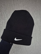 Czarna czapka Nike na zimę