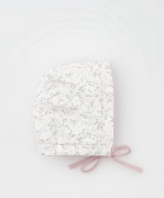 Pikowana bawełniana czapeczka z wiązaniem dla dziewczynki