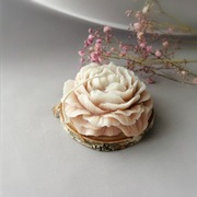 MoonLight 100 % świeca sojowa peonia biało-beżowa