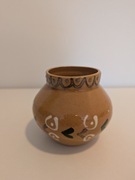 Rustykalny wazon ceramiczny z motywem serc i kwiatów – 9,5 cm