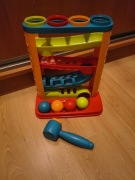 Zjeżdżalnia z piłeczkami i młotkiem Smily Play, zabawka edukacyjna